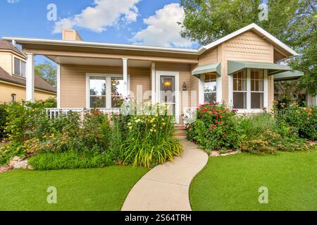 un chalet à la maison avec aménagement paysager verdoyant. Photo de haute qualité Banque D'Images