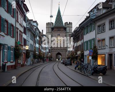 Bâle, Suisse - 23 décembre 2024 : Spalentor, une porte historique de Bâle, Suisse, avec des décorations de Noël Banque D'Images