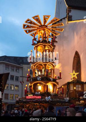 Bâle, Suisse - 23 décembre 2024 : pyramide de Noël traditionnelle en bois décorée de lumières, de bougies et de personnages de crèche au Christm de Bâle Banque D'Images