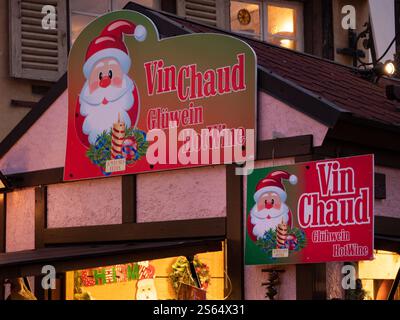 Colmar, France - 26 décembre 2024 : un étal de vente de vin chaud au marché de Noël de Colmar, avec des enseignes festives mettant en vedette le Père Noël Banque D'Images