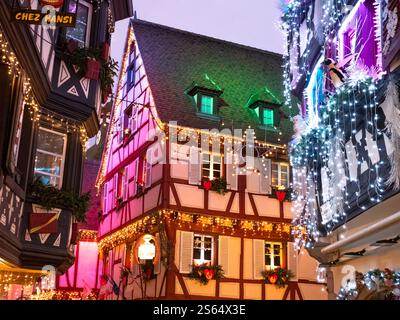 Colmar, France - 26 décembre 2024 : maisons traditionnelles à colombages décorées de lumières de Noël colorées à Colmar, France Banque D'Images