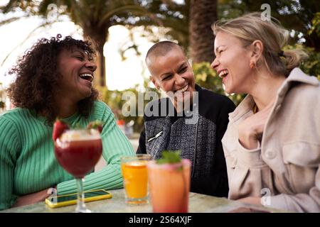 Bonne photo de trois amies matures prenant un verre à l'extérieur. Banque D'Images