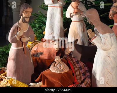 Une scène de nativité détaillée avec des figures d'argile représentant la naissance de Jésus-Christ dans l'église Saints Pierre & Paul à Obernai, Alsace Banque D'Images