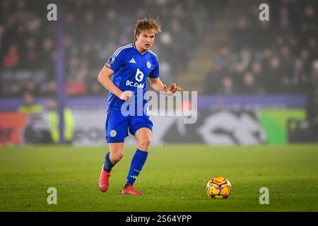 King Power Stadium, Leicester, Royaume-Uni. 15 janvier 2025. Premier League Football, Leicester City contre Crystal Palace ; Victor Kristiansen de Leicester sur le ballon crédit : action plus Sports/Alamy Live News Banque D'Images