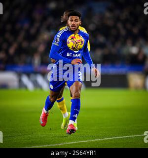 King Power Stadium, Leicester, Royaume-Uni. 15 janvier 2025. Premier League Football, Leicester City contre Crystal Palace ; James Justin de Leicester contrôle le ballon crédit : action plus Sports/Alamy Live News Banque D'Images