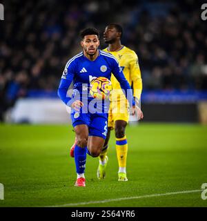 King Power Stadium, Leicester, Royaume-Uni. 15 janvier 2025. Premier League Football, Leicester City contre Crystal Palace ; James Justin de Leicester contrôle le ballon crédit : action plus Sports/Alamy Live News Banque D'Images