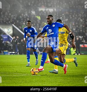 King Power Stadium, Leicester, Royaume-Uni. 15 janvier 2025. Premier League Football, Leicester City contre Crystal Palace ; Boubakary Soumare de Leicester court avec le ballon crédit : action plus Sports/Alamy Live News Banque D'Images