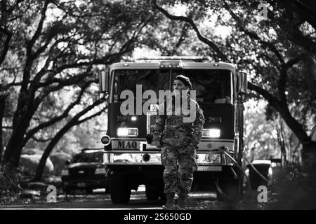 Los Angeles, Californie, États-Unis. 11 janvier 2025. Le capitaine Callie Hewitt, officier des affaires publiques affecté à la base de réserve aérienne de March, documente les efforts de suppression des incendies contre l'incendie d'Eaton. March Field Fire Emergency services de March de la base de réserve aérienne de March dans la vallée de Moreno, Calif, a aidé dans les efforts de suppression des incendies contre l'incendie d'Eaton dans le quartier d'Altadena à Los Angeles. Les pompiers Ruben Anaya, Dakota Christensen, Brandon Dubous, Michael Goodman et Jack Cools ont été affectés à l'équipe d'attaque 6050A, Division N, ont effectué des travaux de révision pour localiser et éteindre les feux résiduels et Banque D'Images