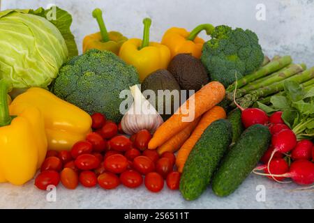 Variété de légumes biologiques frais parfaits pour manger sainement, cuisiner, et un mode de vie végétarien Banque D'Images