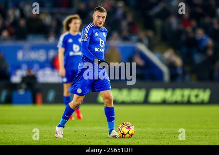 Leicester, Royaume-Uni. 15 janvier 2025. Jamie Vardy de Leicester City court avec le ballon lors du match de premier League Leicester City vs Crystal Palace au King Power Stadium, Leicester, Royaume-Uni, le 15 janvier 2025 (photo par Alfie Cosgrove/News images) à Leicester, Royaume-Uni le 15/01/2025. (Photo par Alfie Cosgrove/News images/SIPA USA) crédit : SIPA USA/Alamy Live News Banque D'Images