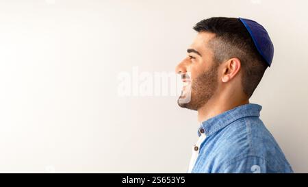 Gros plan portrait d'un homme juif souriant en yarmulke Banque D'Images