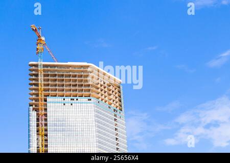 Voyage à la Géorgie - construction d'un immeuble de grande hauteur le jour ensoleillé avec ciel bleu sur fond dans la ville de Batumi Banque D'Images