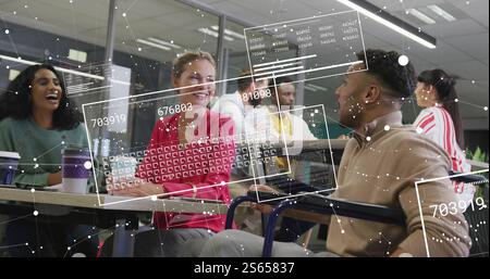 Image d'écrans avec traitement de données sur divers professionnels au bureau Banque D'Images