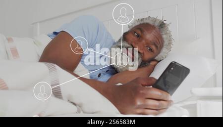 Image du réseau de connexions avec des icônes sur l'homme afro-américain senior à l'aide d'un smartphone. Médias sociaux, retraite et concept d'interface numérique d Banque D'Images