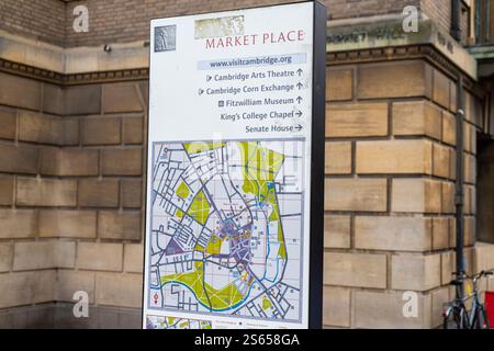 Centre-ville de Cambridge, Angleterre. Panneau de carte d'information sur la place du marché avec des indications vers les points d'intérêt locaux et les lieux d'intérêt, UK,2024 Banque D'Images