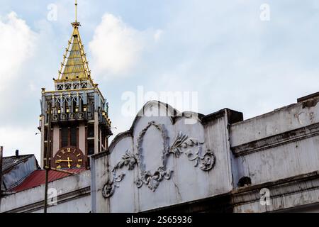 Voyage à la Géorgie - portail décoré de l'ancien immeuble urbain d'appartements dans le centre-ville de Batumi ville Banque D'Images