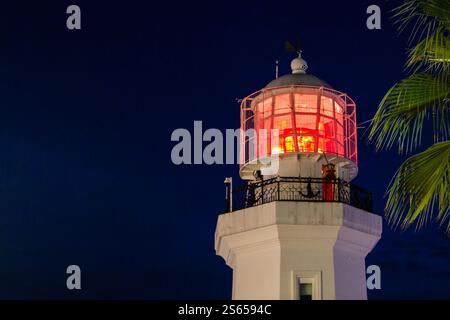 Voyage en Géorgie - vieux phare illuminé dans la ville de Batoumi dans la nuit d'automne Banque D'Images