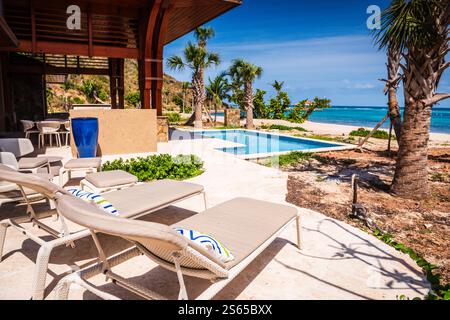 Virgin Gorda, BVI - 22 mars 2018 : piscine privée à Oil Nut Bay, le complexe de luxe exclusif des Caraïbes. Banque D'Images