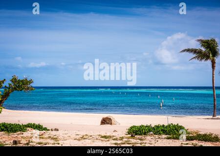 Virgin Gorda, BVI - 22 mars 2018 : plage privée à Oil Nut Bay, le complexe de luxe exclusif des Caraïbes. Banque D'Images