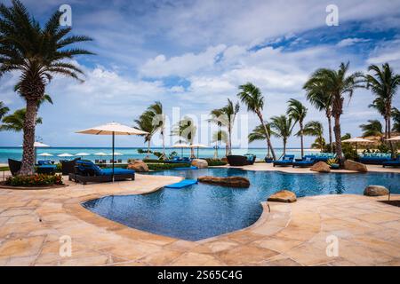 Virgin Gorda, BVI - 22 mars 2018 : piscine à Oil Nut Bay, le complexe de luxe exclusif des Caraïbes. Banque D'Images