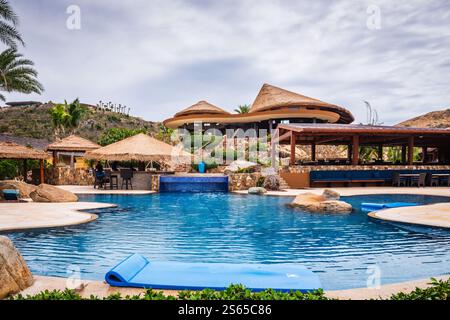 Virgin Gorda, BVI - 22 mars 2018 : piscine à Oil Nut Bay, le complexe de luxe exclusif des Caraïbes. Banque D'Images