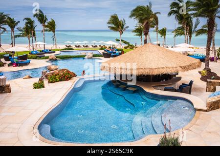 Virgin Gorda, BVI - 22 mars 2018 : piscine à Oil Nut Bay, le complexe de luxe exclusif des Caraïbes. Banque D'Images