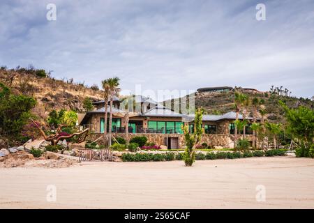 Virgin Gorda, BVI - 22 mars 2018 : bungalows de plage à Oil Nut Bay, le complexe de luxe exclusif des Caraïbes. Banque D'Images