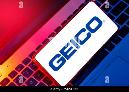 pringsewu, lampung ; 13 janvier 2025 ; gros plan du logo de la compagnie d'assurance automobile américaine geico sur un écran de smartphone et une base d'ordinateur portable. Banque D'Images