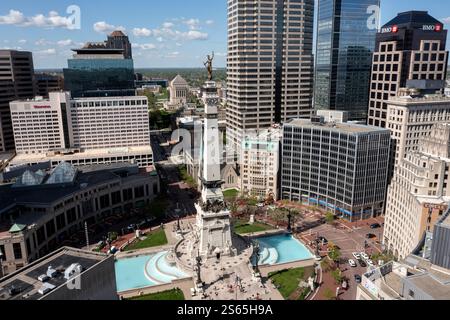 Vue en bas sur la tour des soldats et des marins dans Monument Circle dans le centre-ville d'Indianapolis Banque D'Images