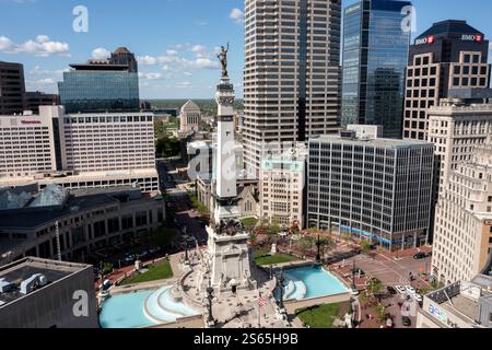 Vue en bas sur la tour des soldats et des marins dans Monument Circle dans le centre-ville d'Indianapolis Banque D'Images