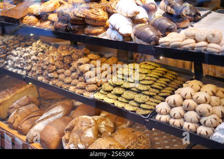 Assortiment de produits de boulangerie fraîchement préparés magnifiquement présentés dans la vitrine de la boulangerie Banque D'Images