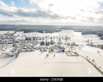 Vue aérienne d'un village enneigé avec de vastes champs et forêts, Oberreichenbach, Forêt Noire, district de Calw, Allemagne, Europe Banque D'Images
