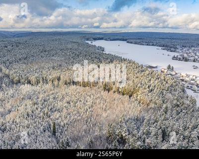 Forêt enneigée et champs pris de l'air, ciel bleu avec des nuages, paysage froid et large, Oberreichenbach, Forêt Noire, district Calw, Allemagne, Europe Banque D'Images