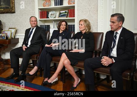 De gauche à droite : le second gentleman Doug Emhoff, le vice-président américain Kamala Harris, la première dame Dr Jill Biden, Hunter Biden et son épouse Melissa Cohen Biden écoutent le président américain Joe Biden (hors cadre) alors qu'il prononce son discours d'adieu à la nation depuis le bureau ovale de la Maison Blanche à Washington, DC, le 15 janvier 2025. Crédit : Mandel Ngan / piscine via CNP / MediaPunch Banque D'Images