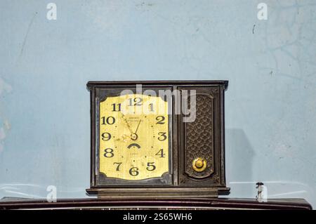 Une vieille horloge antique en bois sur un fond de mur Uni à Tulungagung, Indonésie, le 2 juillet 2023. Banque D'Images
