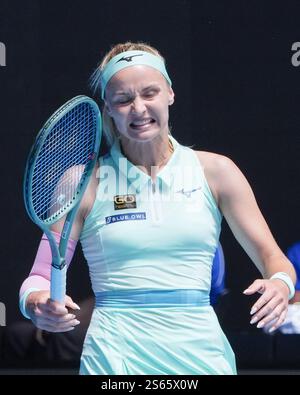 Melbourne, Australie. 16 janvier 2025. REBECCA SRAMKOVA, de Slovaquie, en action contre la 2e IGA SWIATEK, de Pologne, sur Rod laver Arena dans un match de 2e tour en Singles féminin, le jour 5 de l'Open d'Australie 2025 à Melbourne, Australie. Sydney Low/Cal Sport Media/Alamy Live News Banque D'Images