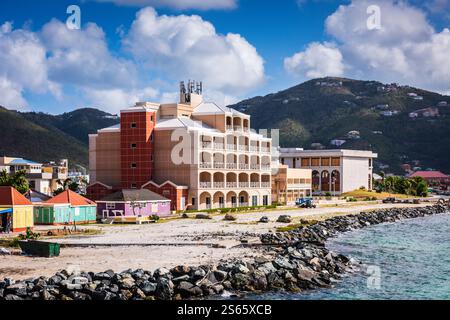 Road Town, Tortola, BVI - 21 mars 2018 : Cell Tower au sommet d'un immeuble dans les îles Vierges britanniques. Banque D'Images