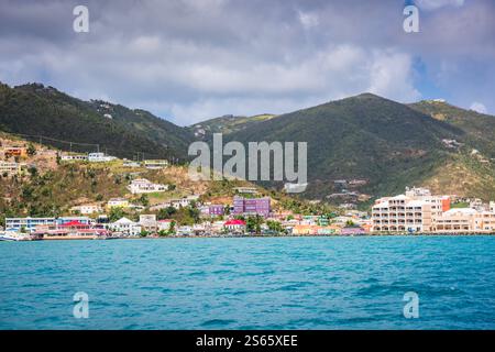 Road Town, Tortola, BVI - 23 mars 2018 : vue de Road Town, la capitale et la plus grande ville des îles Vierges britanniques, depuis l'eau. Banque D'Images