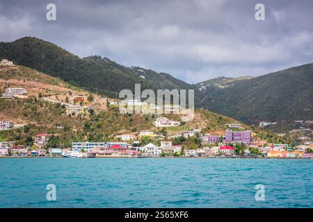 Road Town, Tortola, BVI - 23 mars 2018 : vue de Road Town, la capitale et la plus grande ville des îles Vierges britanniques, depuis l'eau. Banque D'Images