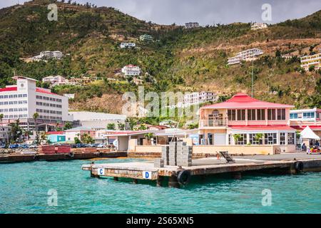 Road Town, Tortola, BVI - 23 mars 2018 : vue de Road Town, la capitale et la plus grande ville des îles Vierges britanniques, depuis l'eau. Banque D'Images