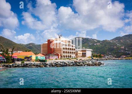 Tortola, BVI - 21 mars 2018 : Tour cellulaire au sommet d'un immeuble d'appartements dans les îles Vierges britanniques. Banque D'Images