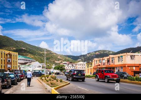 Road Town, Tortola, BVI - 23 mars 2018 : rue de la ville avec voitures et piétons dans le centre-ville de Road Town, la capitale et la plus grande ville de la Virg britannique Banque D'Images