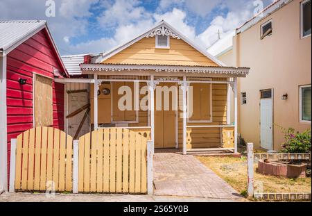 Tortola, BVI - 23 mars 2018 : maison historique de l'île en bois dans le centre-ville de Road Town, la capitale et la plus grande ville des îles Vierges britanniques. Banque D'Images