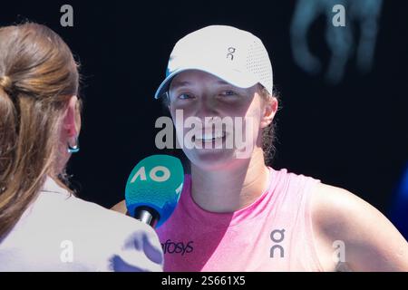 Melbourne, Australie. 16 janvier 2025. 2e SEED IGA SWIATEK de Pologne parle à la foule après avoir battu REBECCA SRAMKOVA de Slovaquie sur Rod laver Arena dans un match de 2e tour en Singles féminin le jour 5 de l'Open d'Australie 2025 à Melbourne, en Australie. Sydney Low/Cal Sport Media/Alamy Live News Banque D'Images