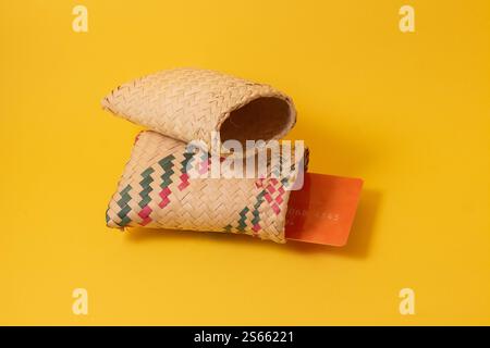 Portefeuille traditionnel africain en paille maintenant parfaitement dimensionné pour transporter des cartes de crédit à côté de l'argent liquide Banque D'Images