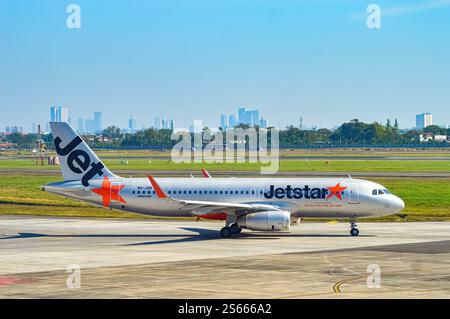 Un Airbus A320 appartenant à Jetstar Airline se dirige vers la piste via la voie de taxi de l'aéroport international de Juanda, Surabaya, Indonésie Banque D'Images