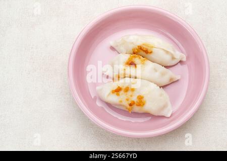Choipan, à base de farine de riz fourrée de jicama râpé et saupoudrée d'ail frit. Snack traditionnel cuit à la vapeur de Pontianak, Indonésie. Banque D'Images