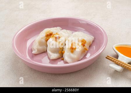 Choipan, à base de farine de riz fourrée de jicama râpé et saupoudrée d'ail frit. Snack traditionnel cuit à la vapeur de Pontianak, Indonésie. Banque D'Images