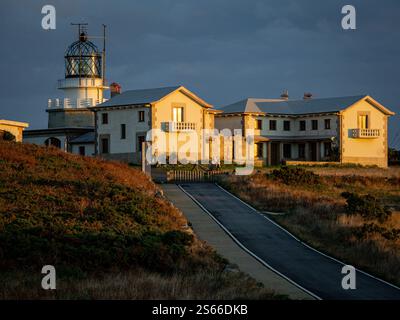 Phare d'Estaca de Bares au coucher du soleil, Manon (Mañon), la Coruña, Galice, Espagne Banque D'Images