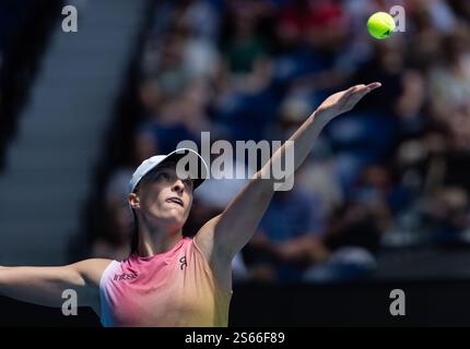 Melbourne, Australie. 16 janvier 2025. IgA Swiatek sert lors du match en simple féminin de 2e tour entre IgA Swiatek de Pologne et Rebecca Sramkova de Slovaquie à l'Open d'Australie de tennis à Melbourne, Australie, le 16 janvier 2025. Crédit : HU Jingchen/Xinhua/Alamy Live News Banque D'Images